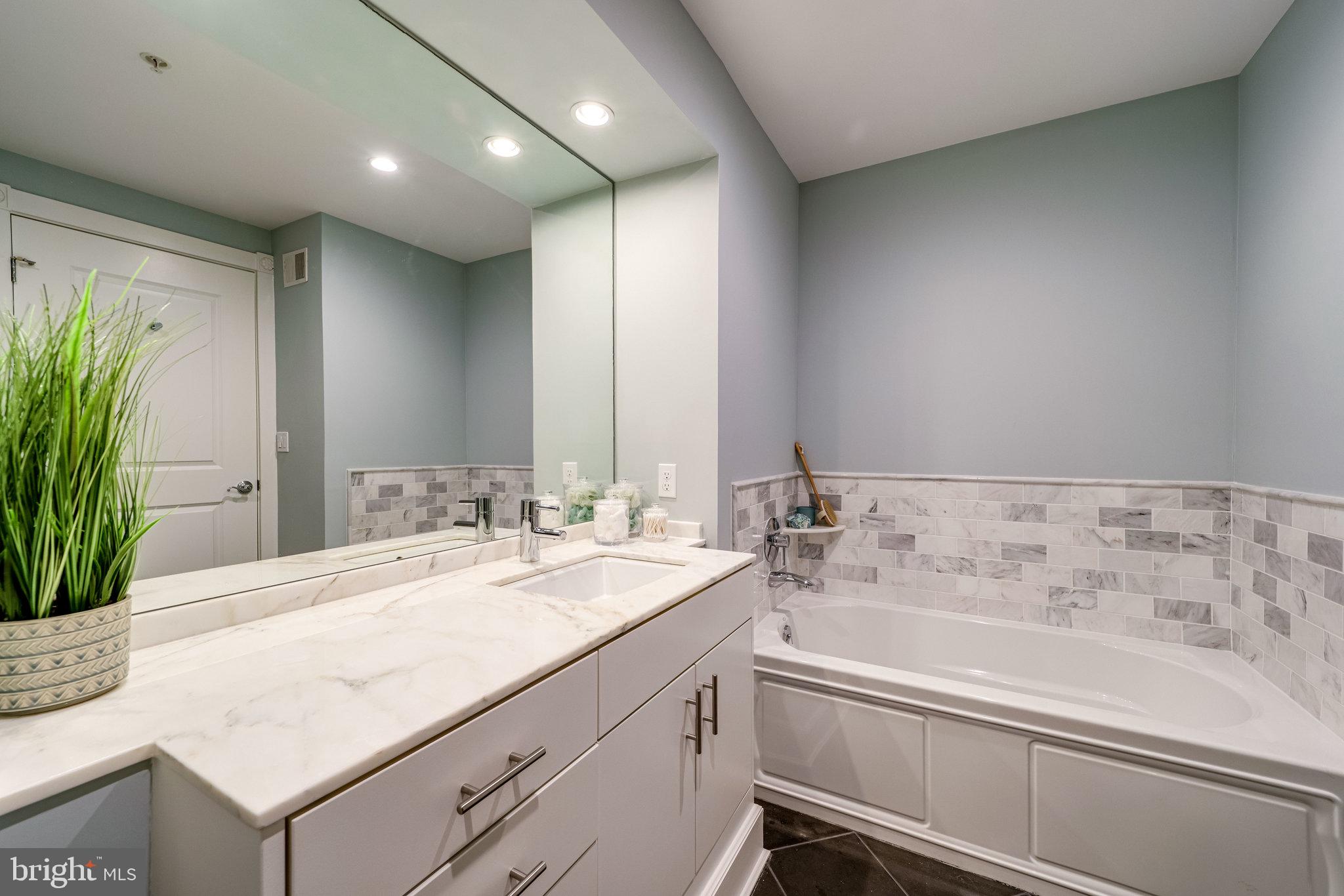 910 POWHATAN STREET 205S