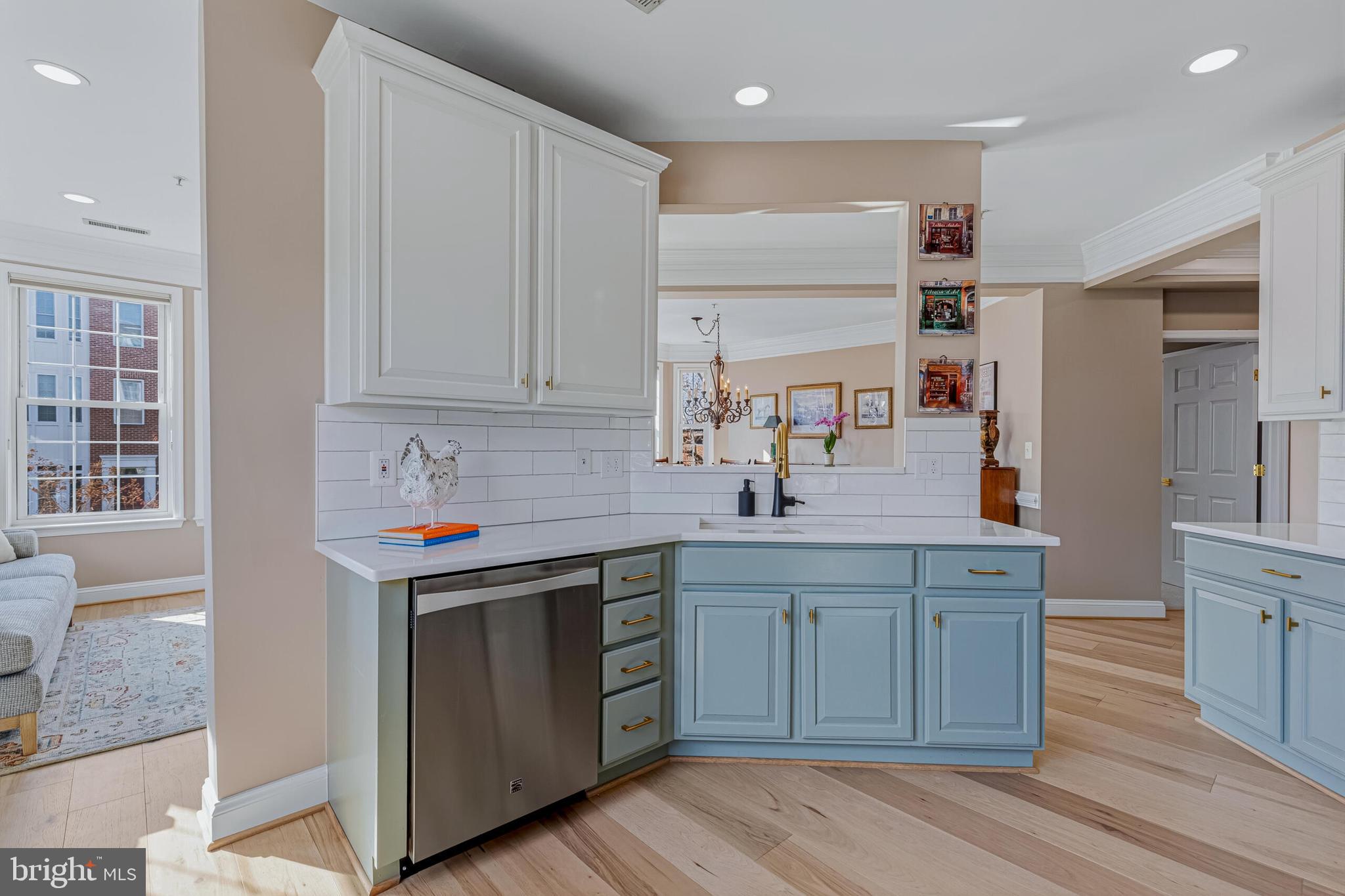 828 SLATERS LANE 206