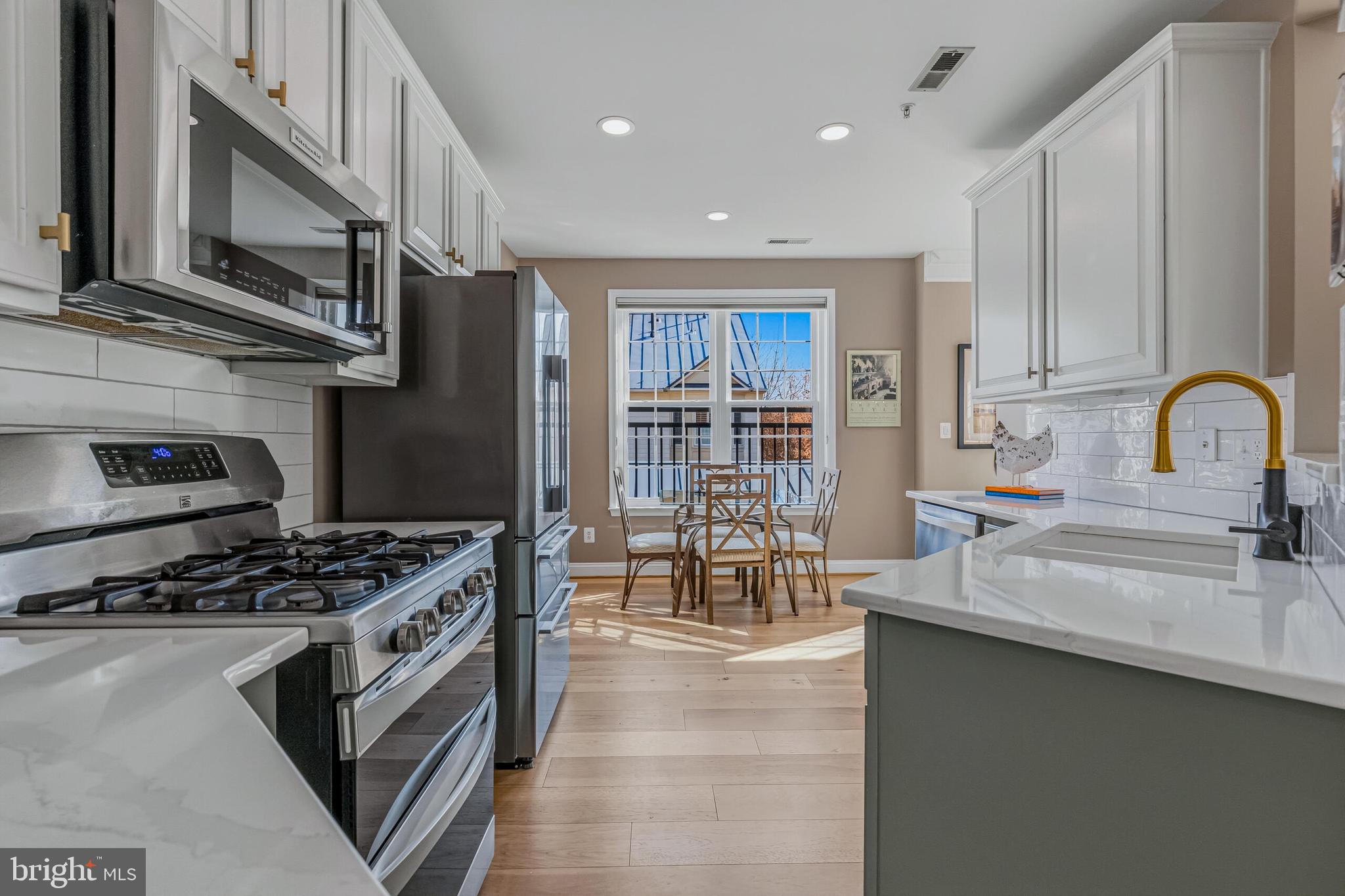 828 SLATERS LANE 206