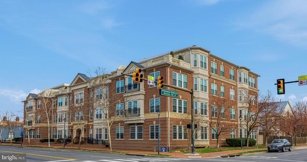 828 SLATERS LANE 206