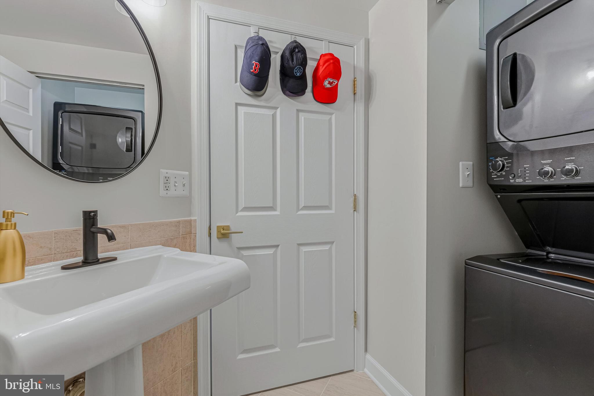 828 SLATERS LANE 206