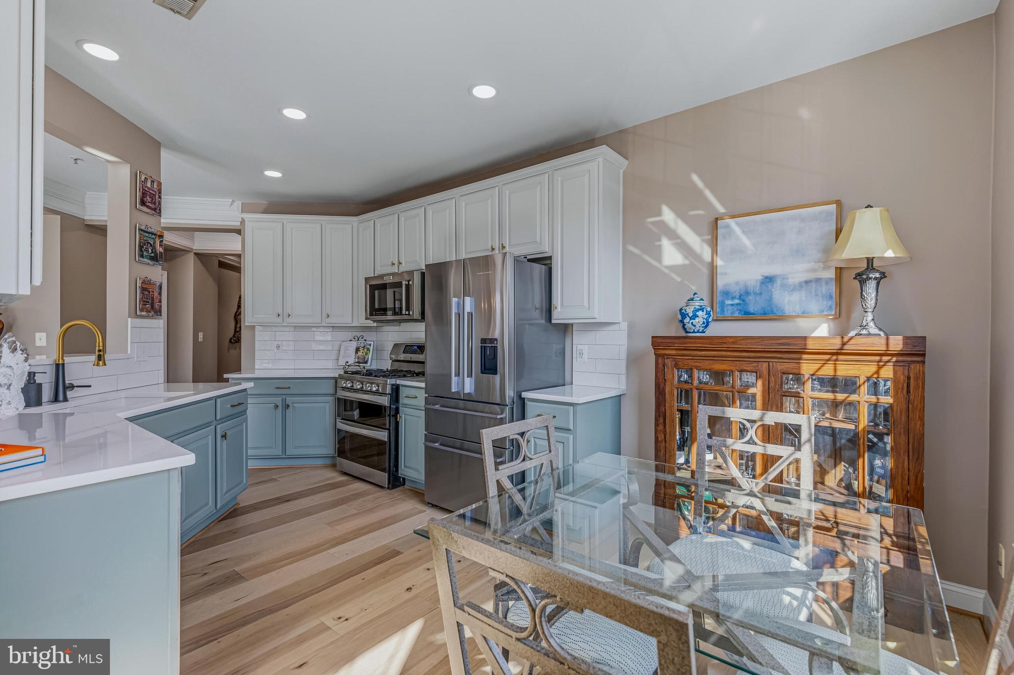 828 SLATERS LANE 206