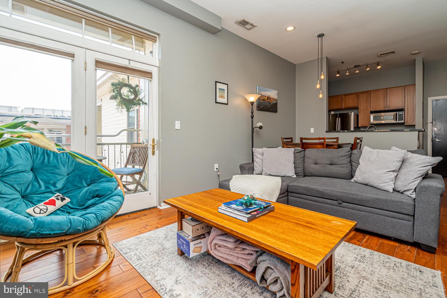 309 HOLLAND LANE 307