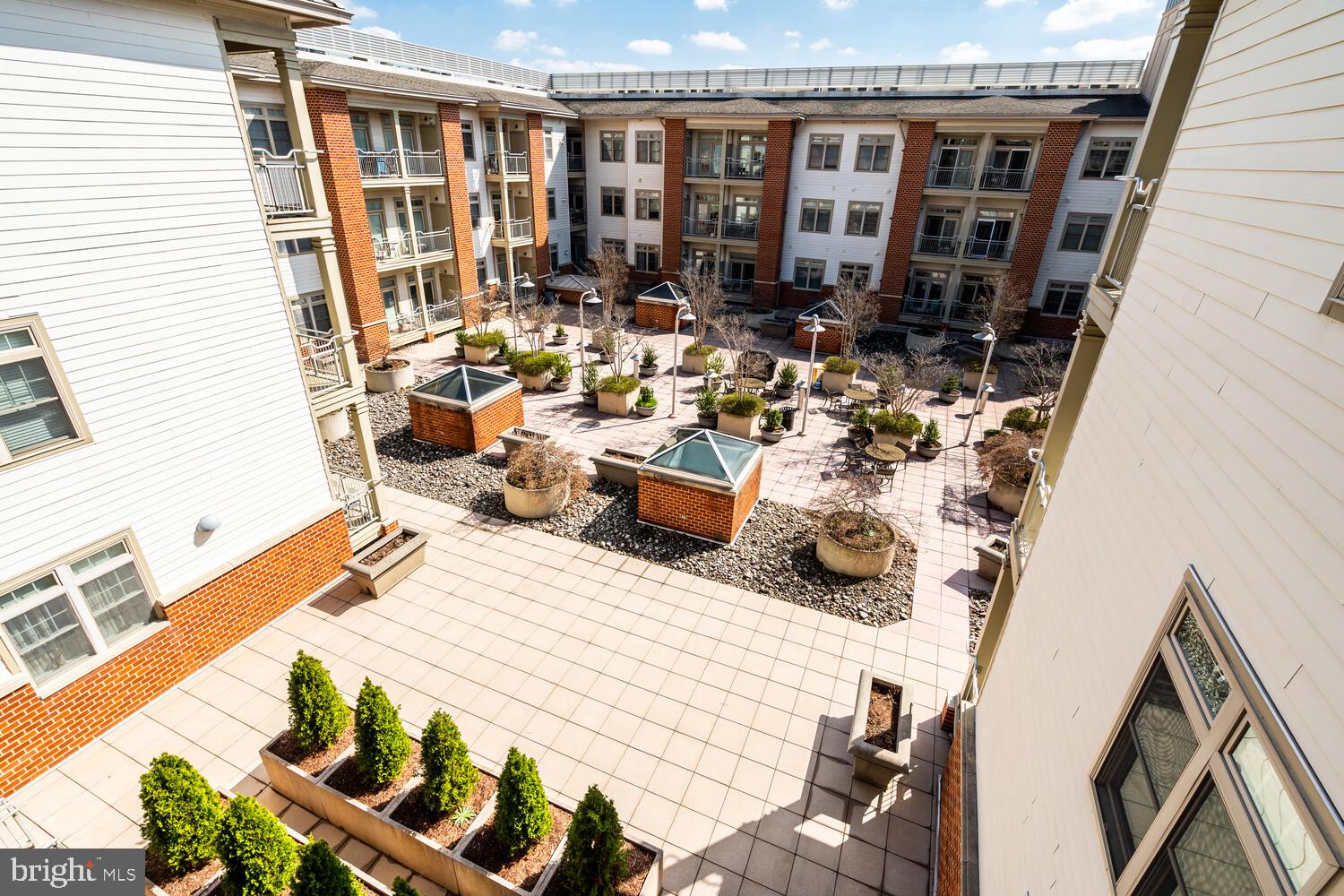 309 HOLLAND LANE 307