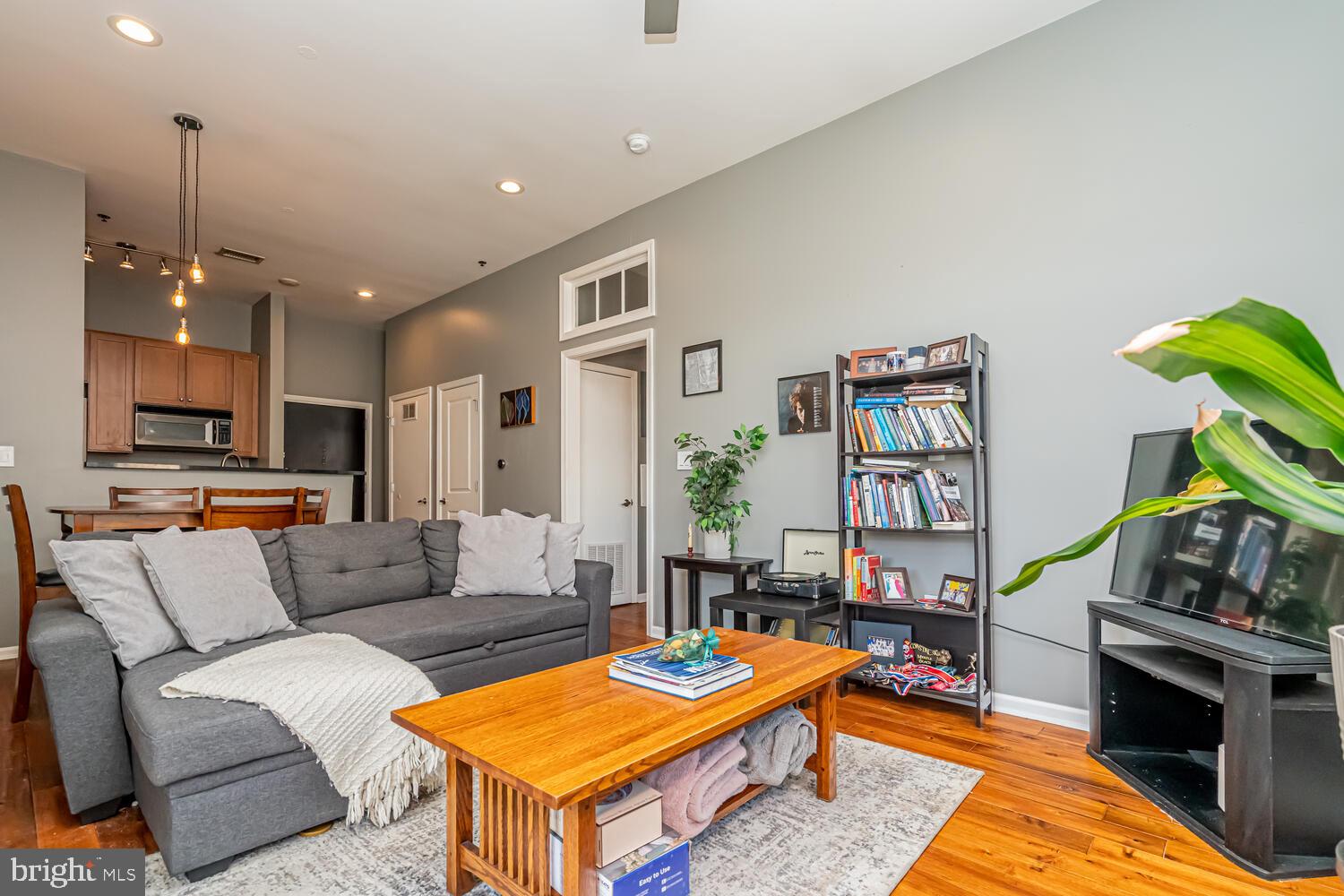 309 HOLLAND LANE 307