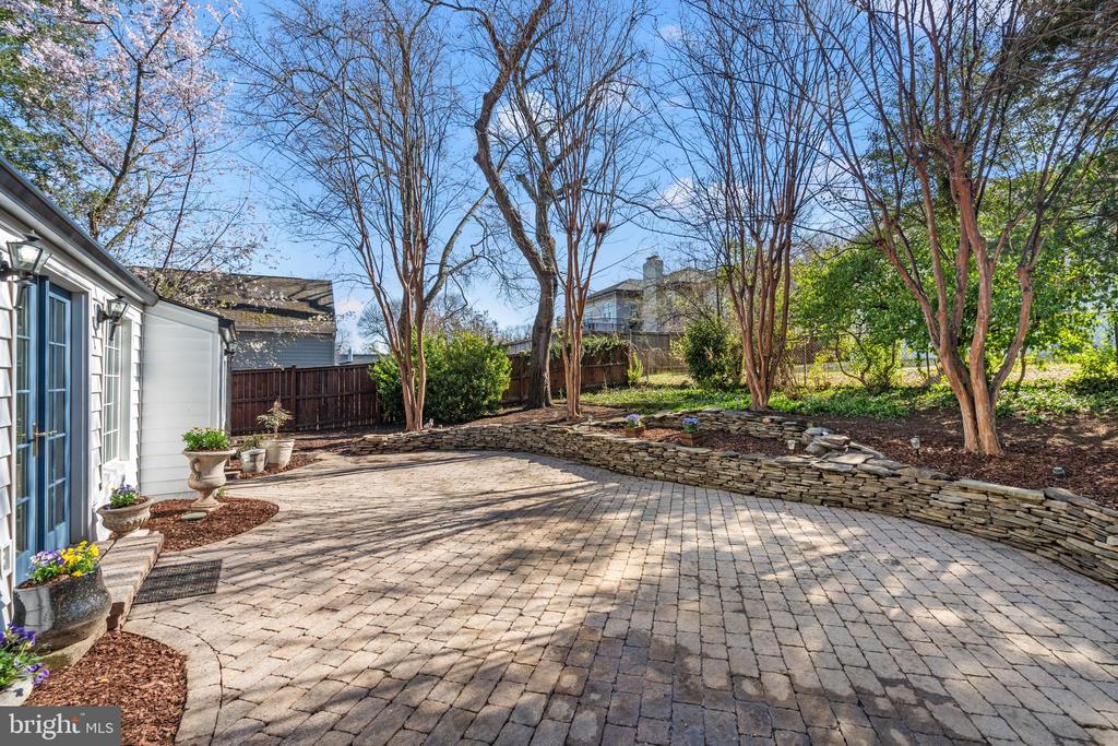 402 SKYHILL ROAD