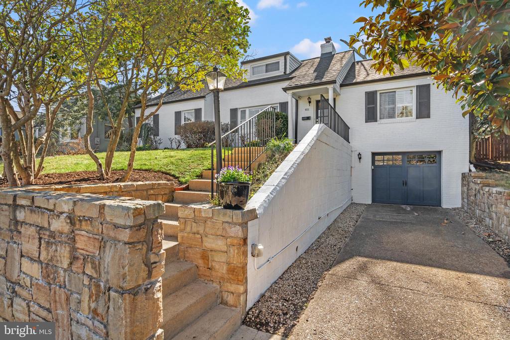 402 SKYHILL ROAD