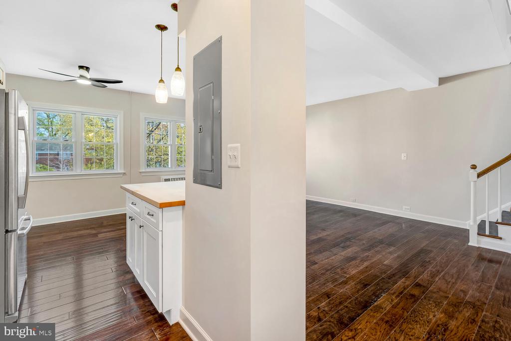 3707 HOLMES LANE