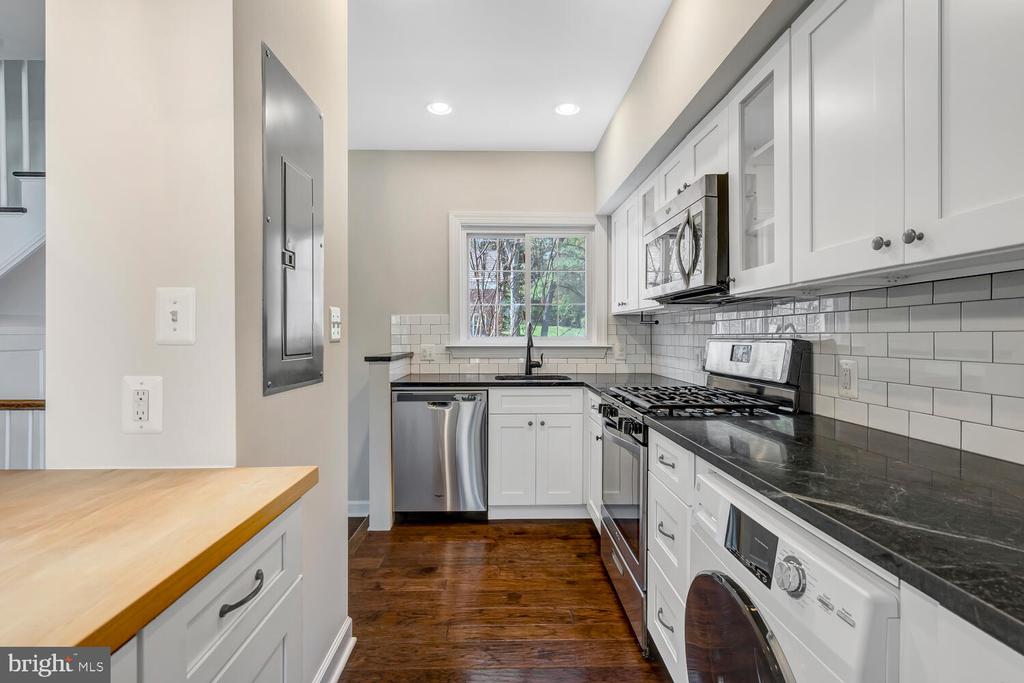 3707 HOLMES LANE