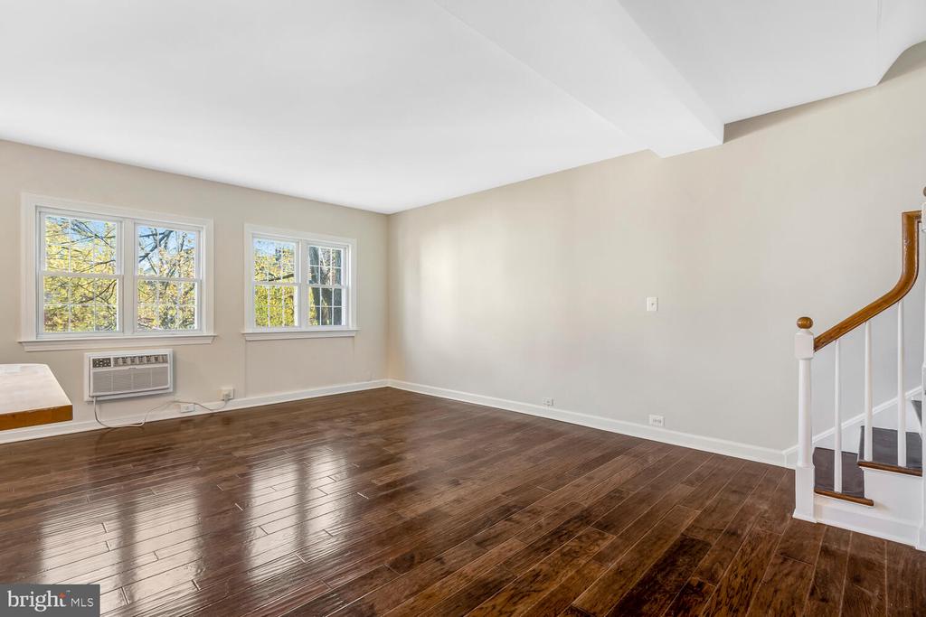 3707 HOLMES LANE