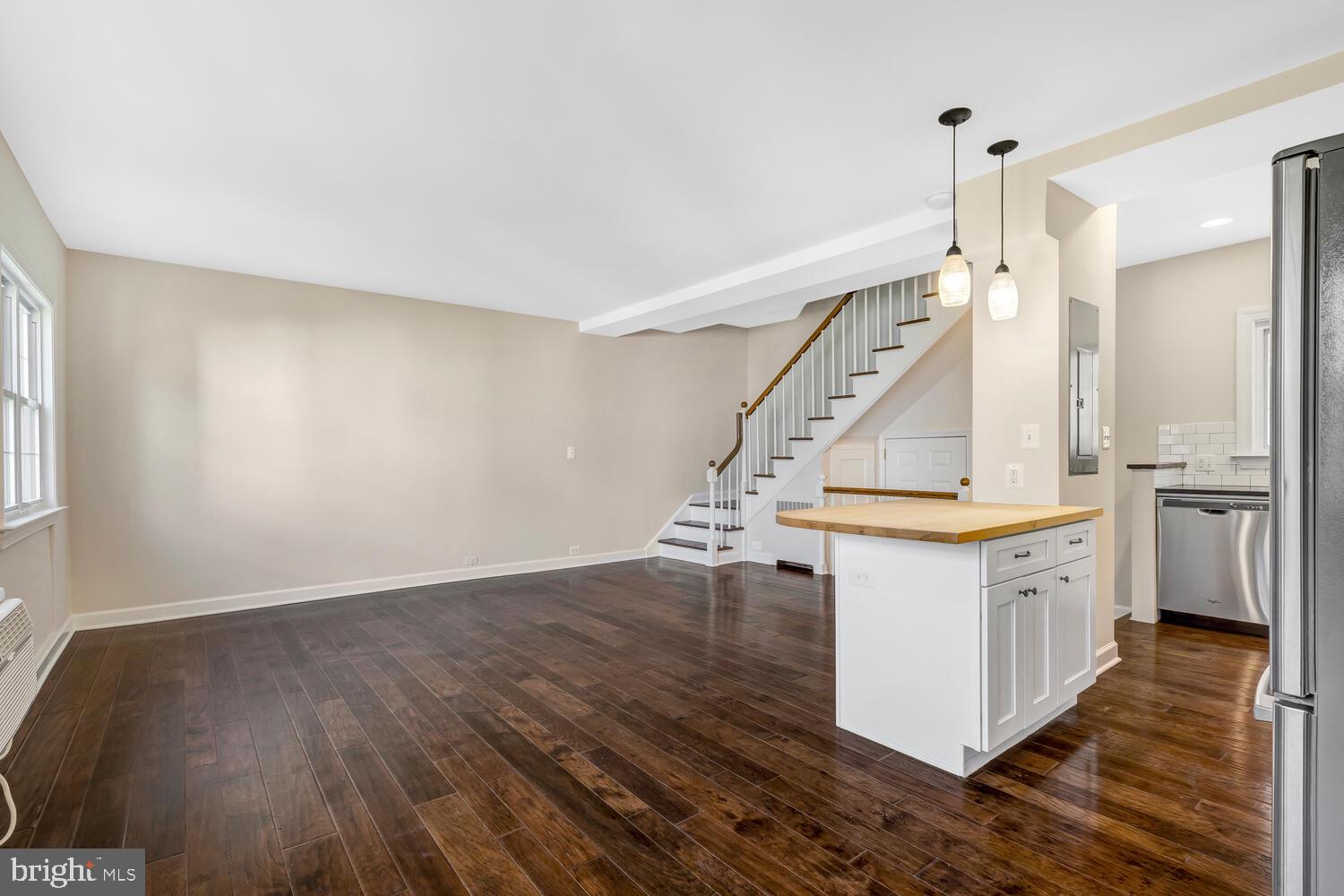 3707 HOLMES LANE