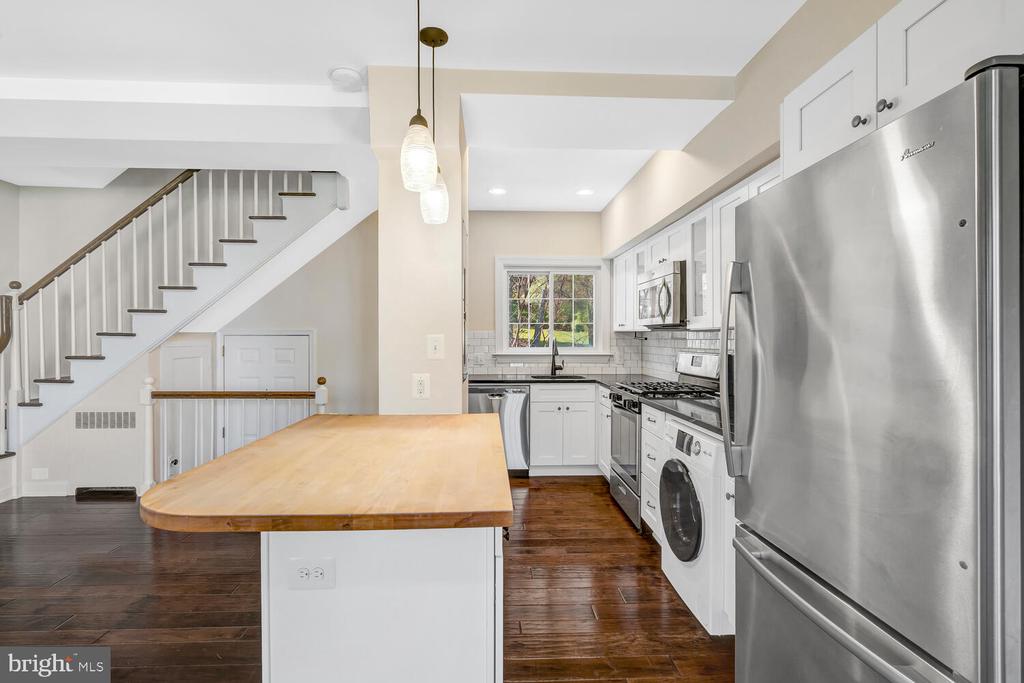 3707 HOLMES LANE