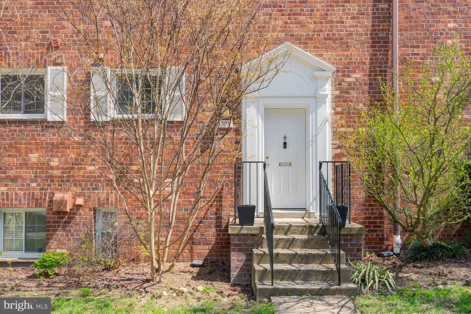 3707 HOLMES LANE