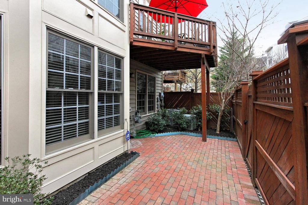 5238 BESSLEY PLACE