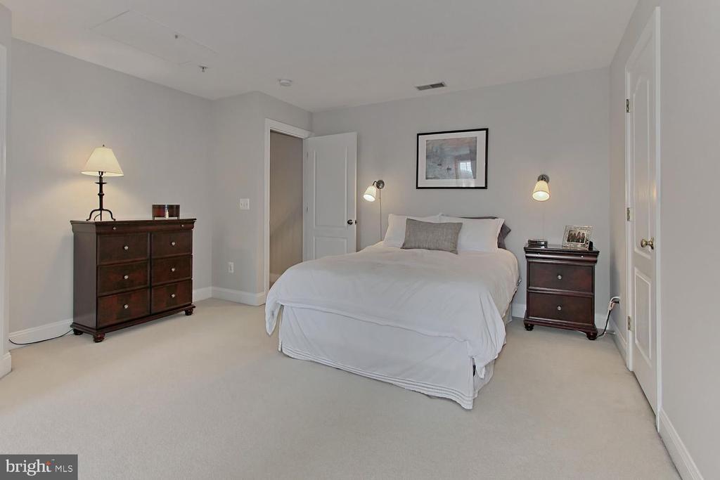 5238 BESSLEY PLACE