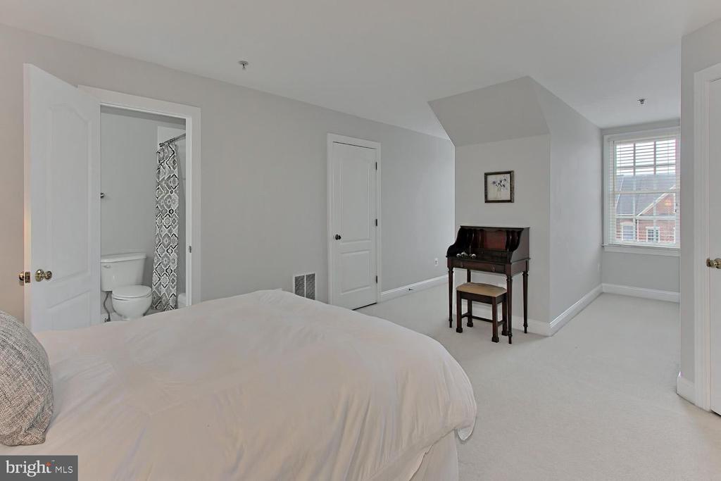 5238 BESSLEY PLACE