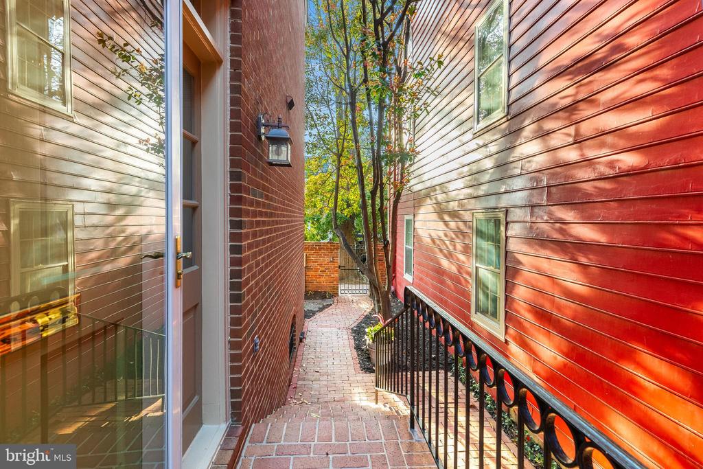 428 S FAIRFAX STREET
