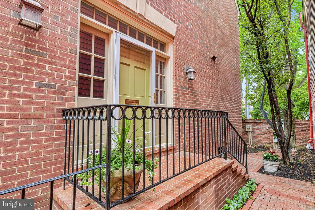 428 S FAIRFAX STREET