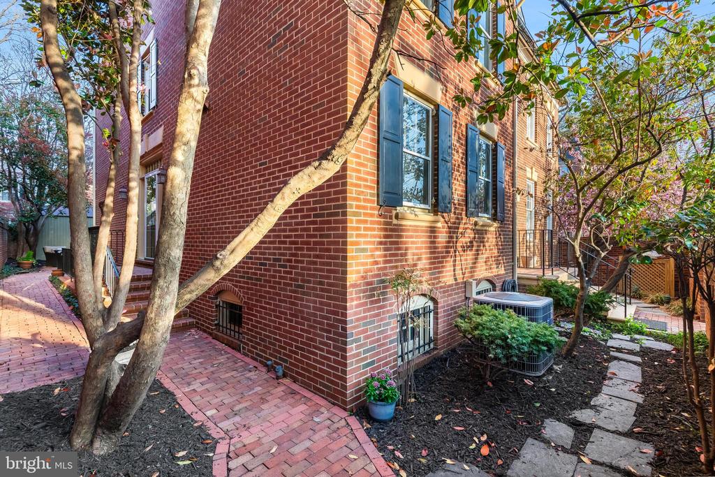 428 S FAIRFAX STREET