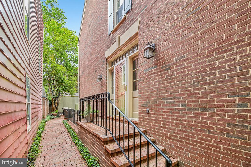 428 S FAIRFAX STREET