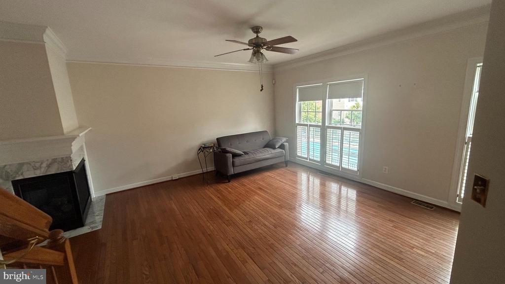 939 HARRISON CIRCLE