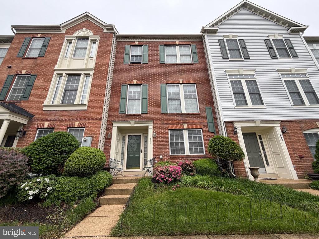 939 HARRISON CIRCLE