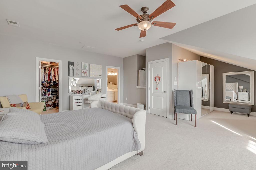 5112 KNAPP PLACE