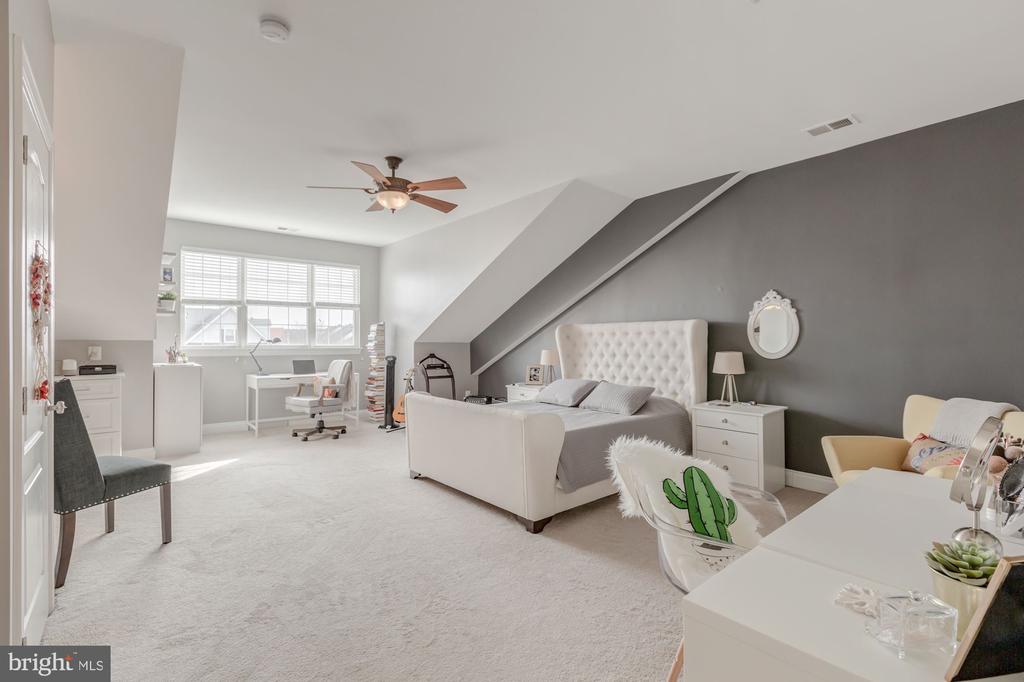 5112 KNAPP PLACE
