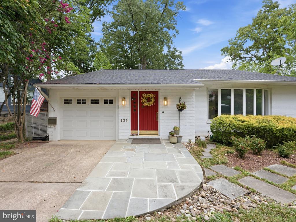 405 UNDERHILL PLACE