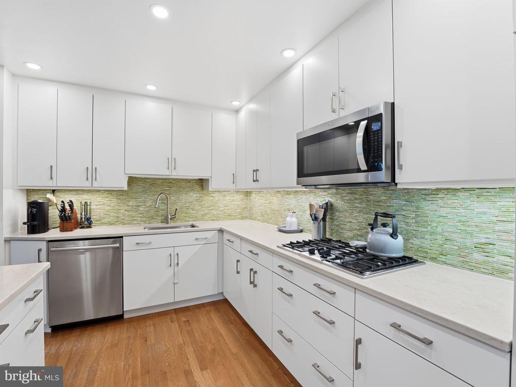 405 UNDERHILL PLACE