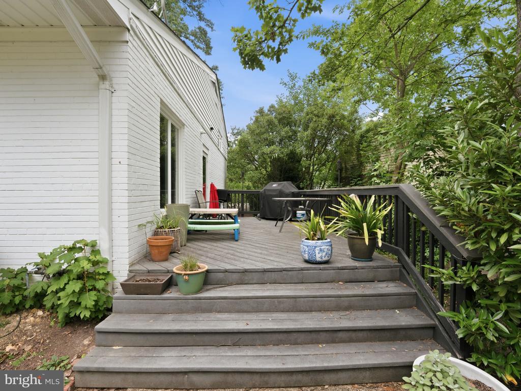 405 UNDERHILL PLACE