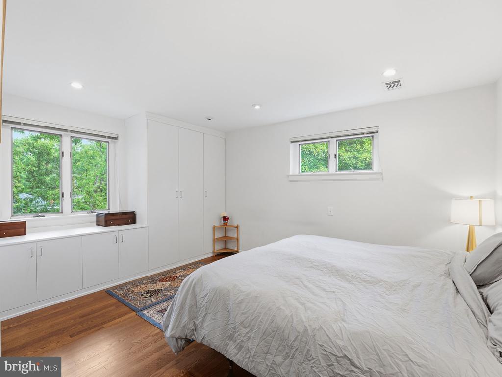 405 UNDERHILL PLACE