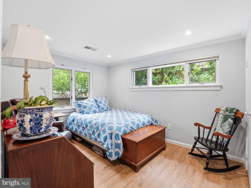 405 UNDERHILL PLACE
