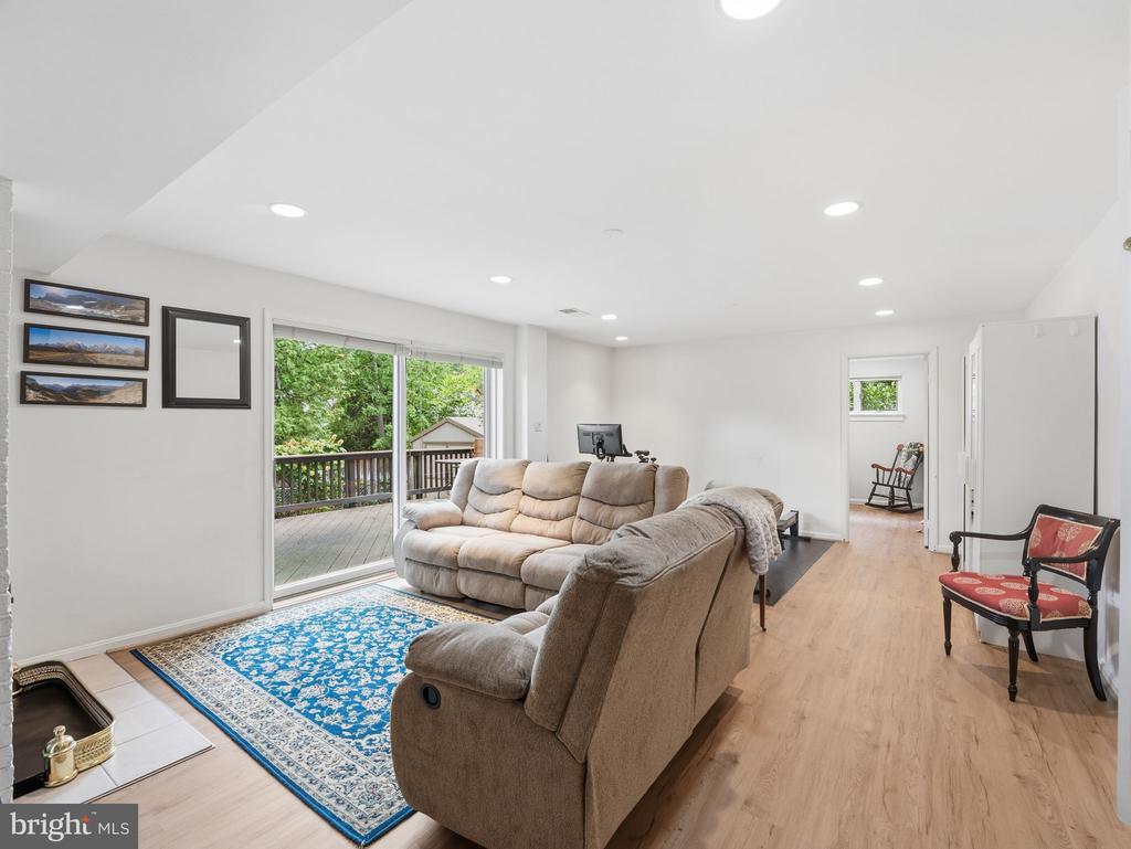 405 UNDERHILL PLACE