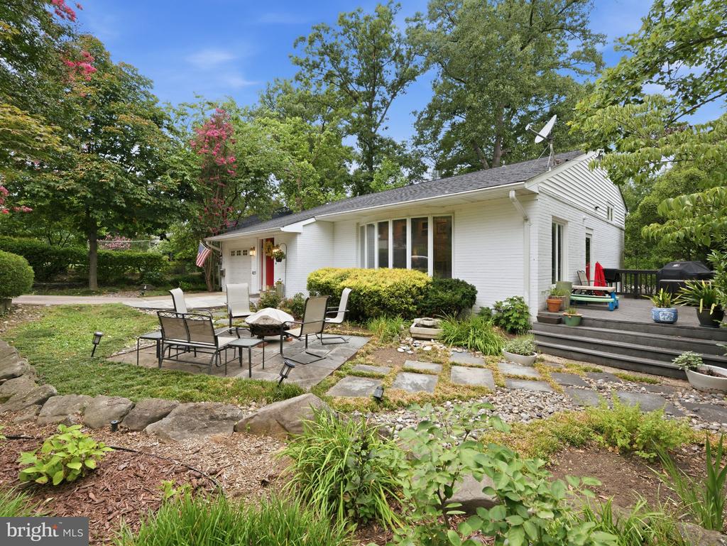 405 UNDERHILL PLACE