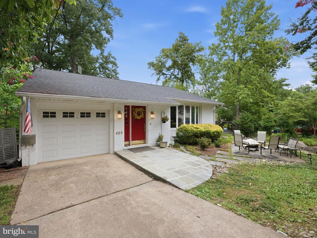 405 UNDERHILL PLACE