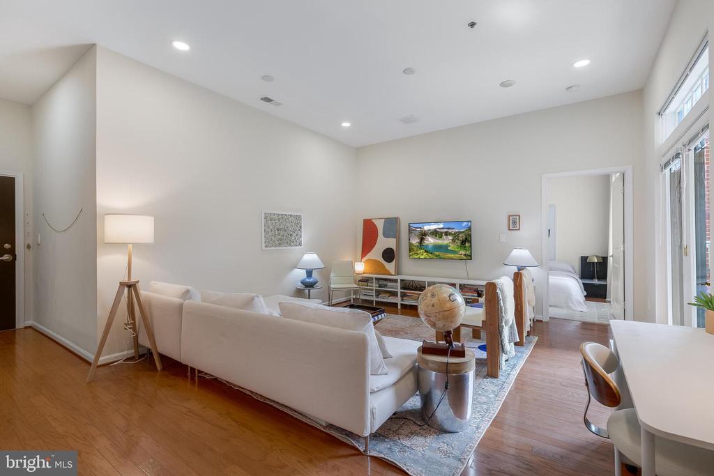 309 HOLLAND LANE Unit: 135