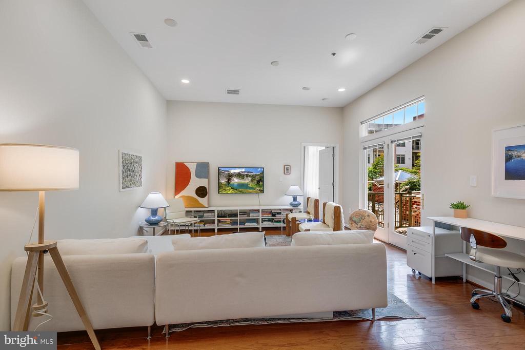 309 HOLLAND LANE Unit: 135