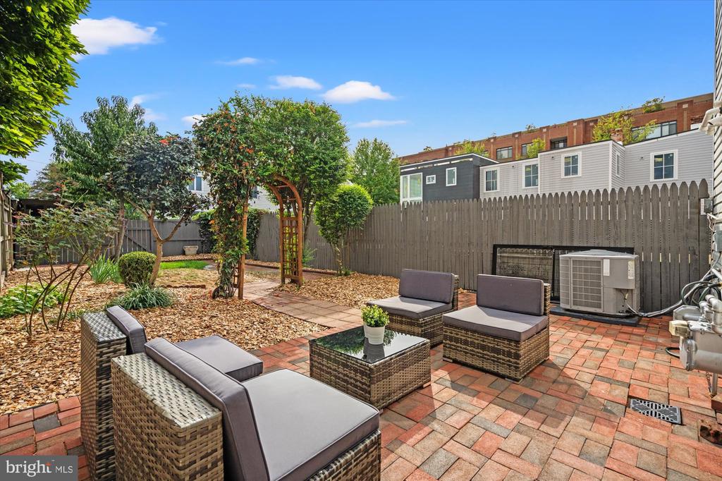 1016 PENDLETON STREET