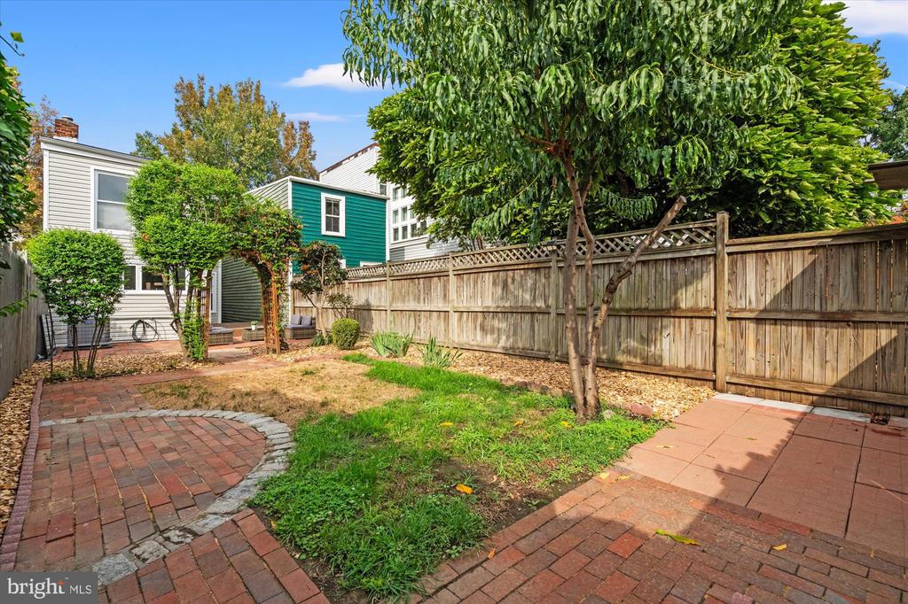 1016 PENDLETON STREET