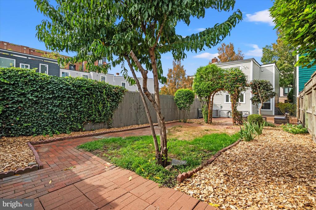 1016 PENDLETON STREET