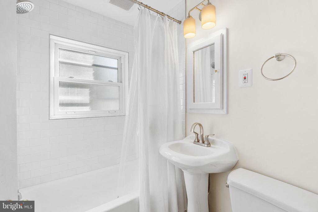 19 E CUSTIS AVENUE Unit: A