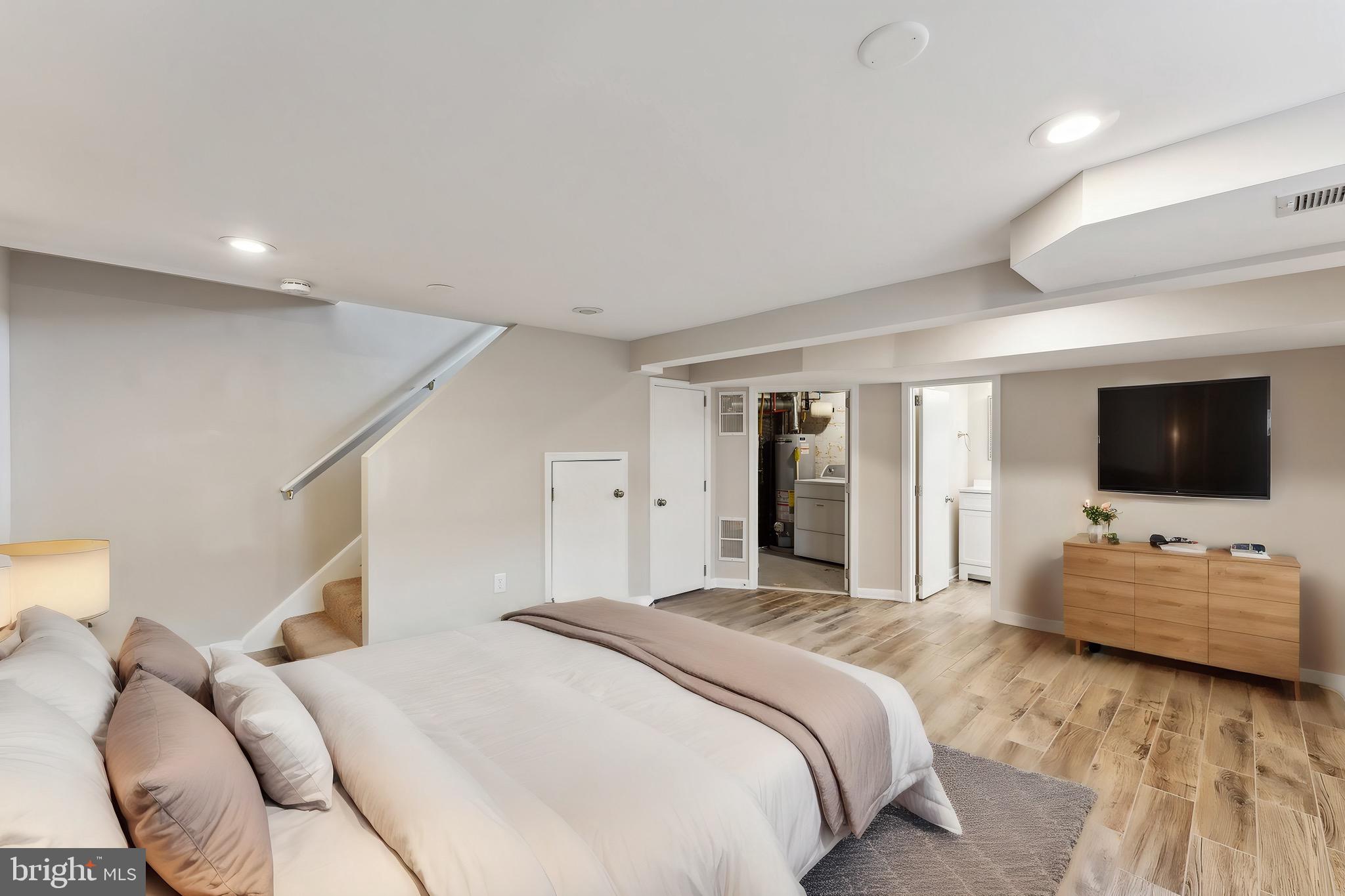 6032 N KINGS HIGHWAY