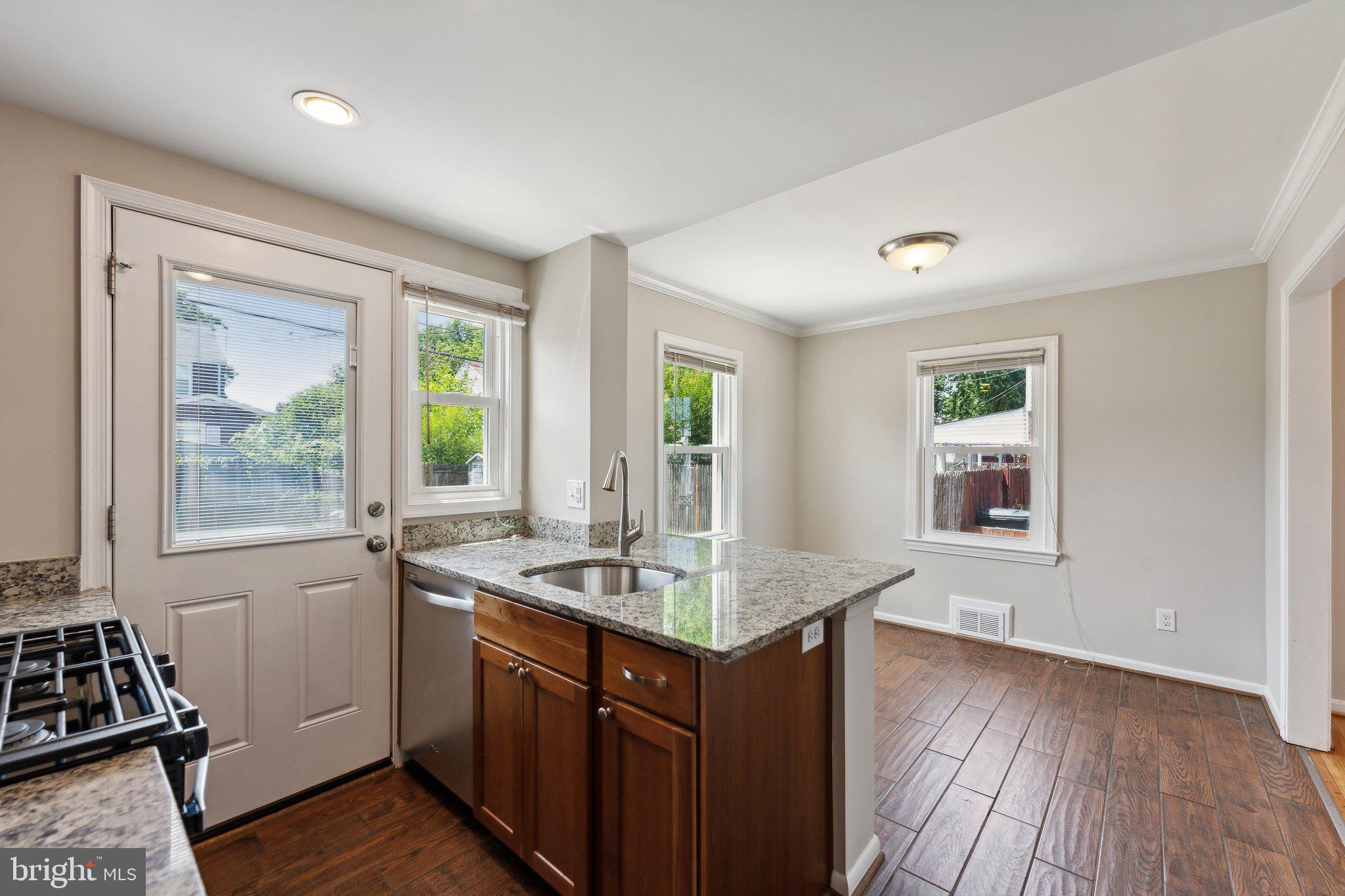 6032 N KINGS HIGHWAY