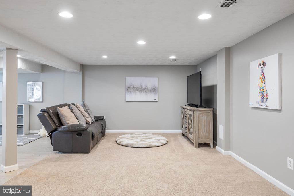 6013 MAYFAIR LANE
