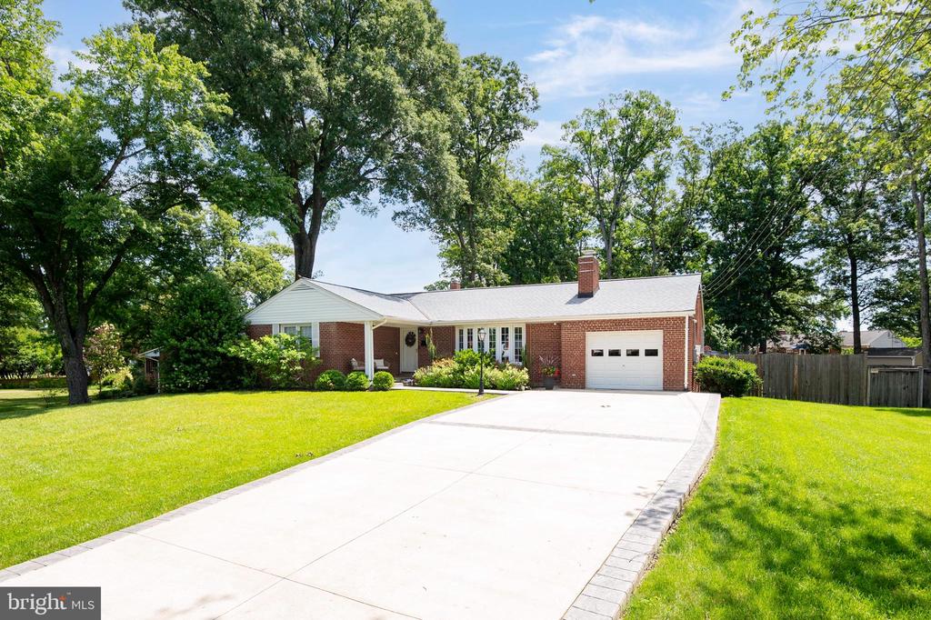 6013 MAYFAIR LANE