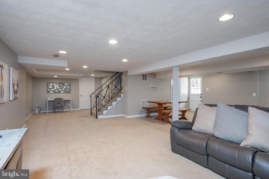 6013 MAYFAIR LANE
