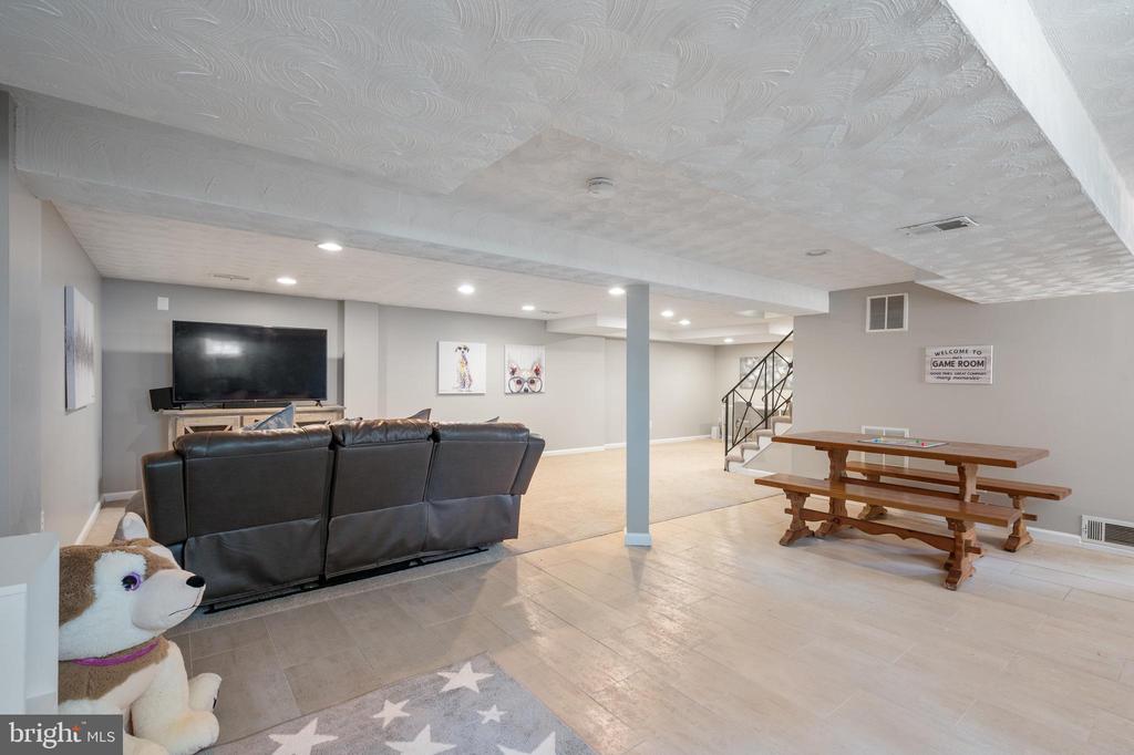 6013 MAYFAIR LANE