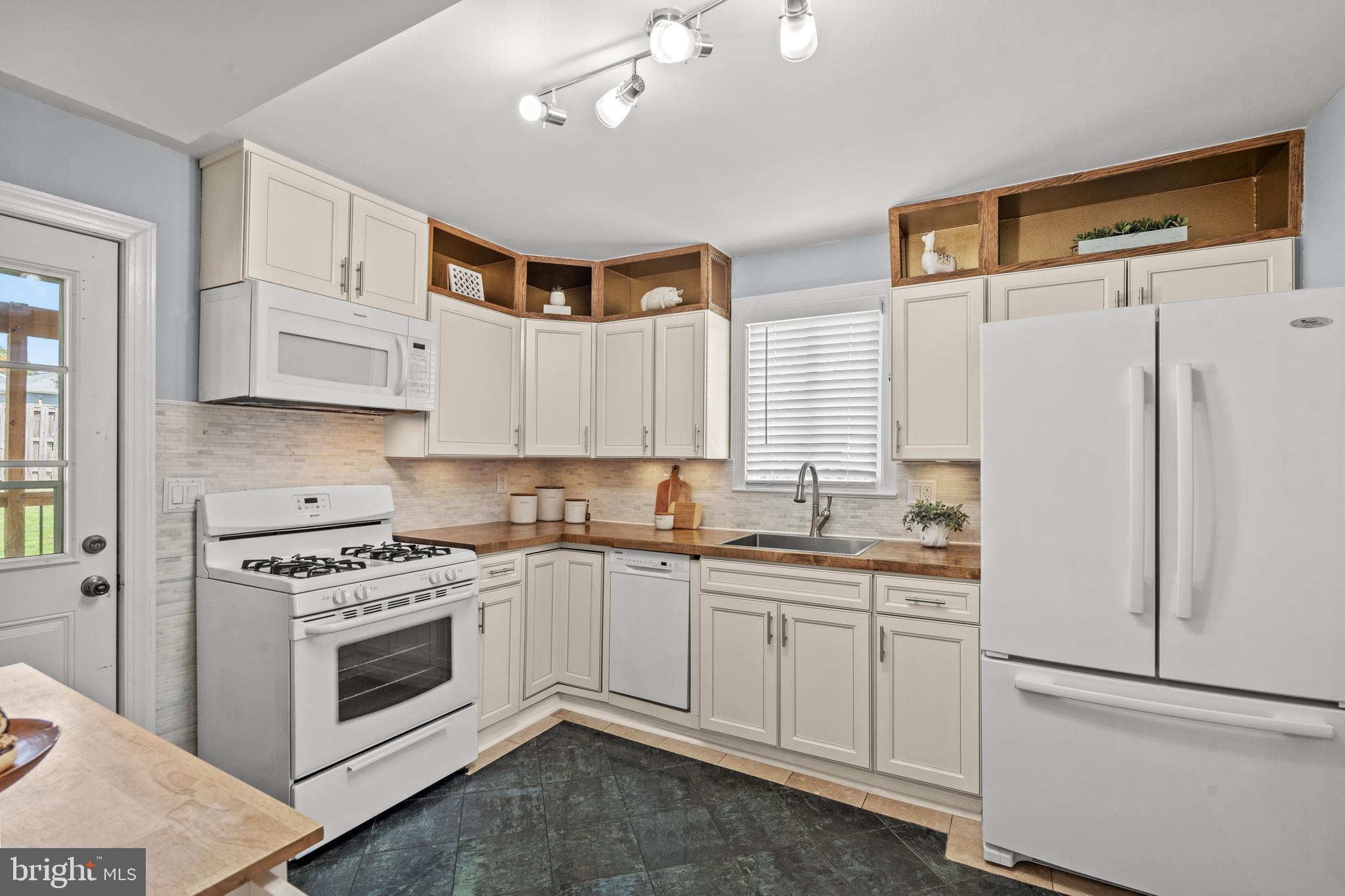 2710 MEMORIAL STREET