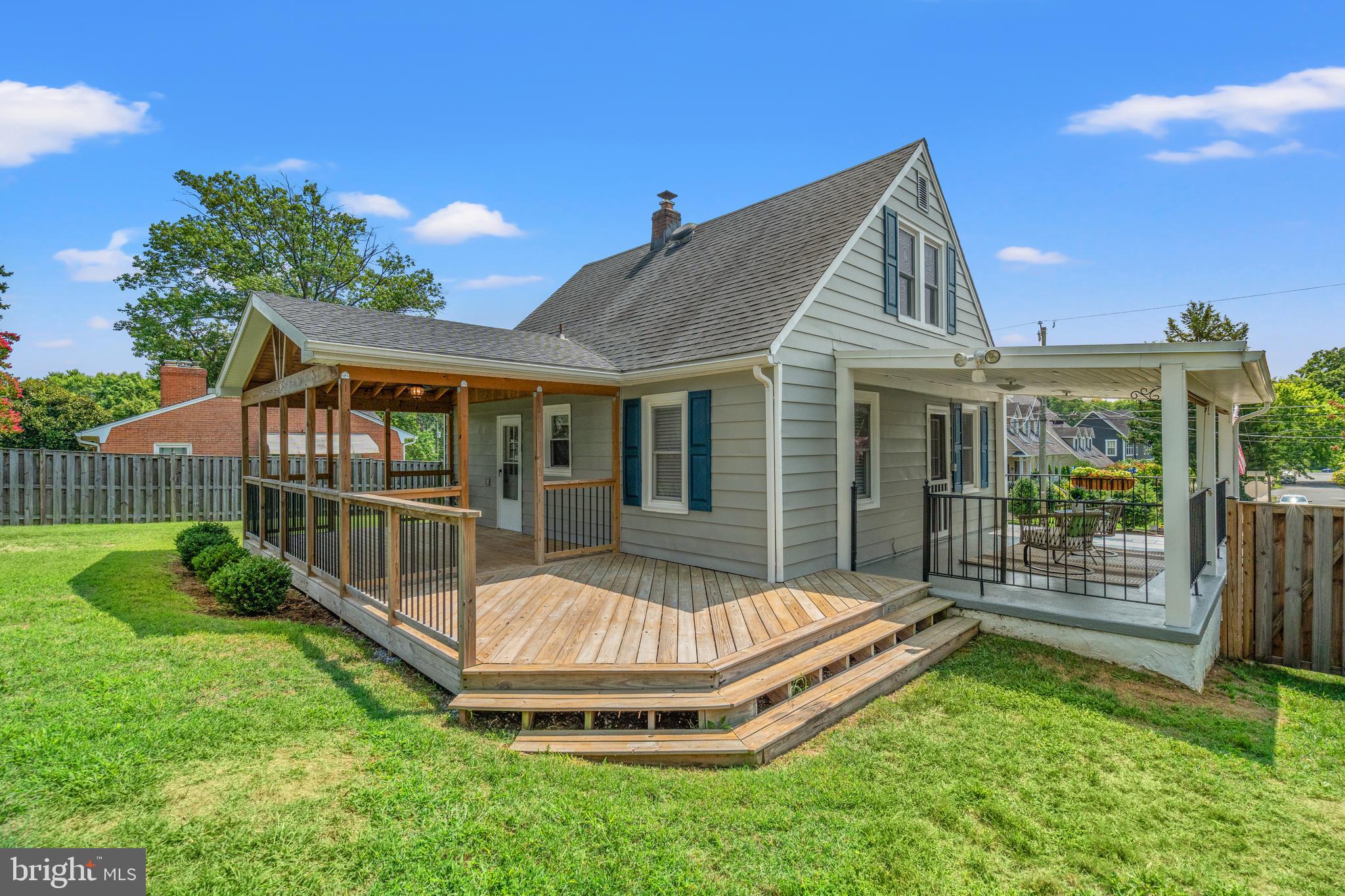 2710 MEMORIAL STREET